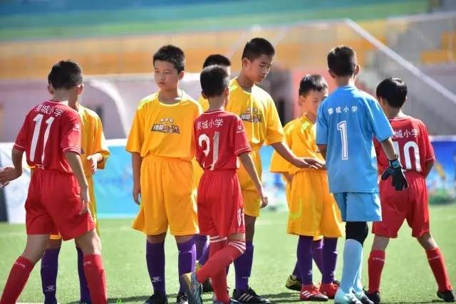 西甲-罗贝托传射莱万破门 巴萨2-0加迪斯七连胜